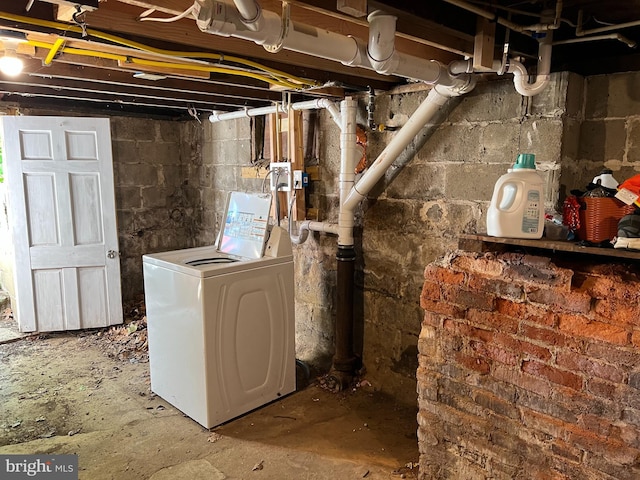 basement featuring washer / dryer