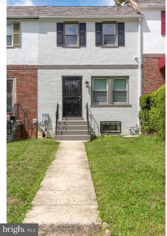 view of front of home with a front lawn