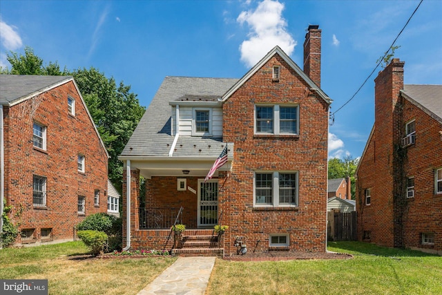 view of front of home featuring a front lawn