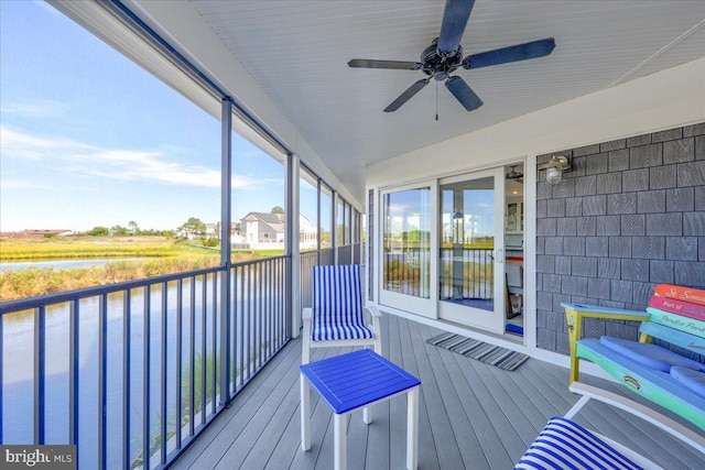 sunroom with ceiling fan