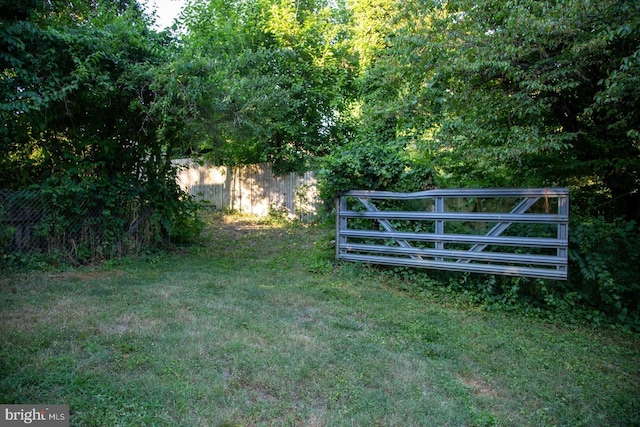 view of gate featuring a lawn