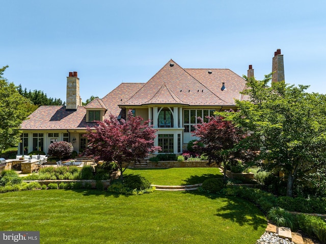 view of front of property with a front yard