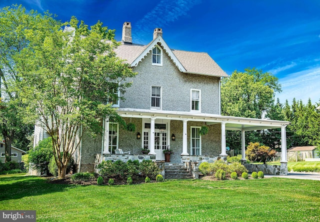 view of front facade with a front lawn and covered porch