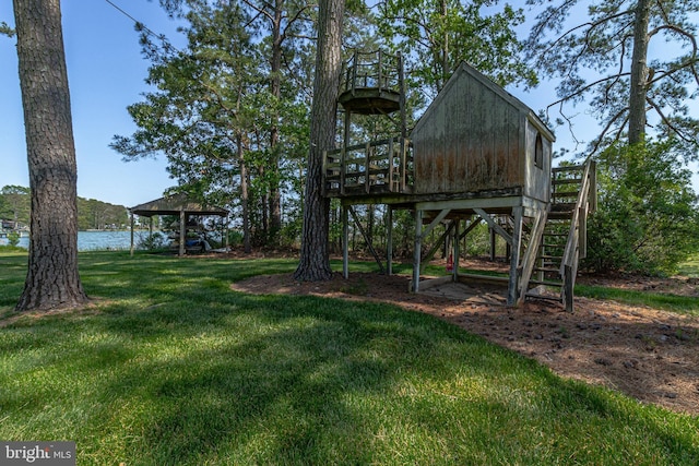 view of yard with a water view