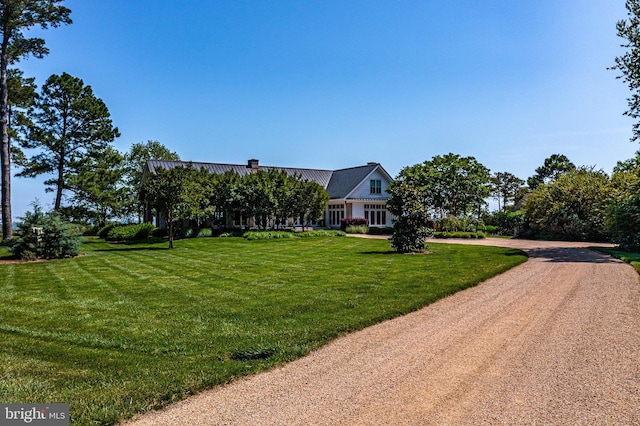 view of front facade featuring a front lawn