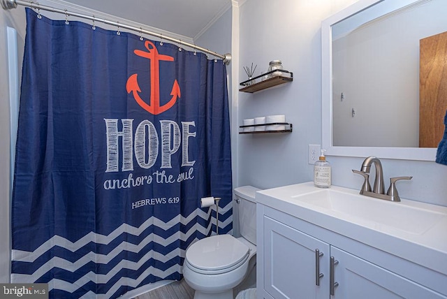 bathroom featuring curtained shower, crown molding, vanity, and toilet