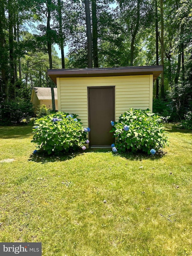 view of outdoor structure featuring a yard