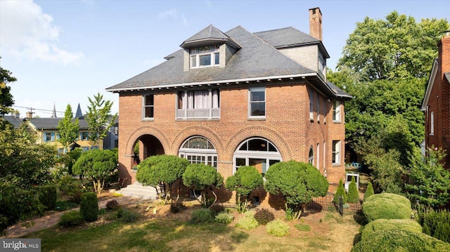 view of front facade featuring a front lawn