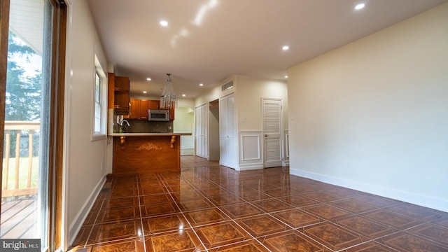 interior space with a breakfast bar area, kitchen peninsula, and tasteful backsplash