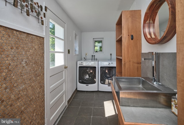 washroom featuring dark tile patterned floors, independent washer and dryer, and sink