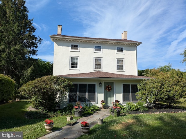 view of front facade with a front yard