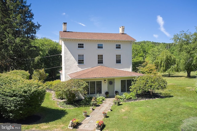 view of front facade with a front lawn