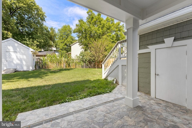 view of yard featuring a shed