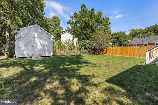 view of yard featuring a storage unit