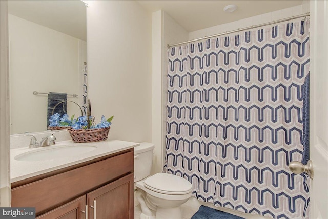 bathroom featuring a shower with curtain, vanity, and toilet