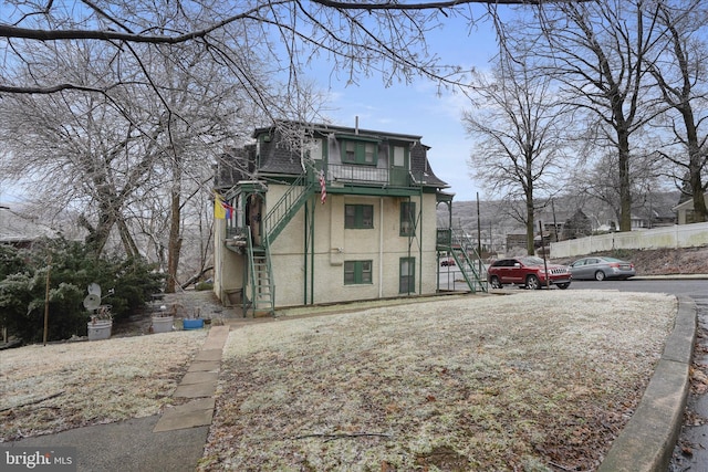 view of front of property featuring a balcony