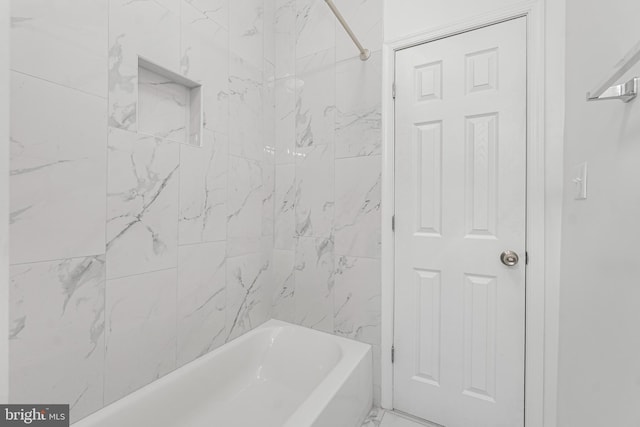 bathroom with tiled shower / bath