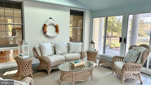 sunroom with vaulted ceiling