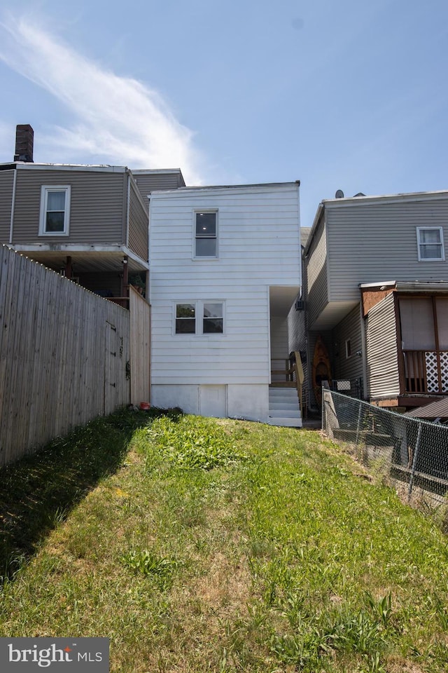 back of house featuring a yard