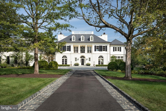 view of front facade featuring a front yard