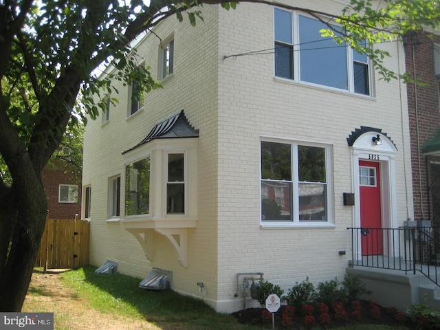 view of front facade