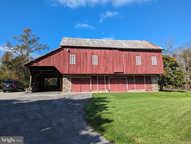 view of front facade featuring an outbuilding and a front lawn