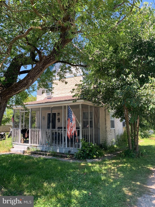 view of front facade with a front lawn