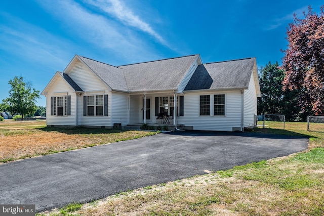 view of front of property featuring covered porch and a front yard