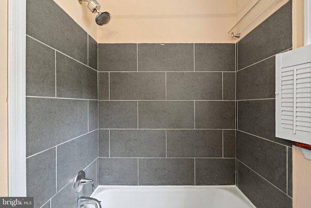 bathroom featuring tiled shower / bath