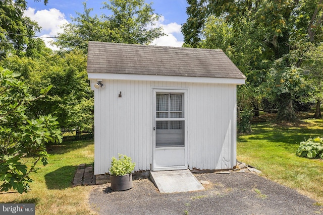 view of outdoor structure featuring a yard