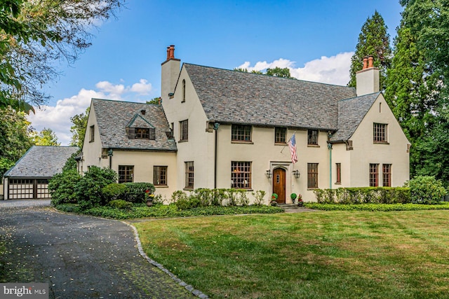 view of front of house with a front lawn