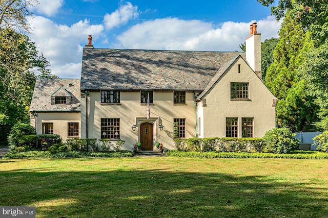 view of front of house featuring a front lawn