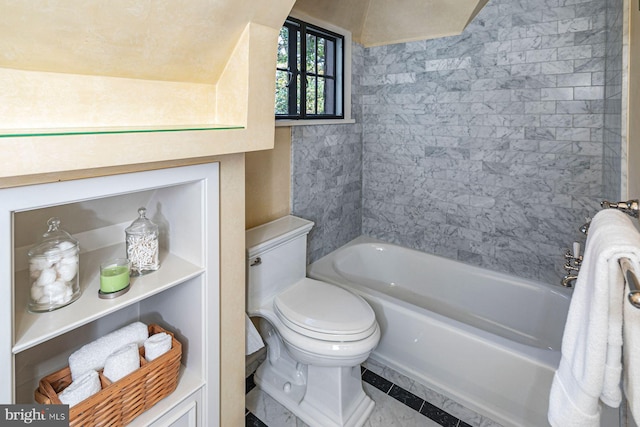 bathroom with tiled shower / bath and toilet