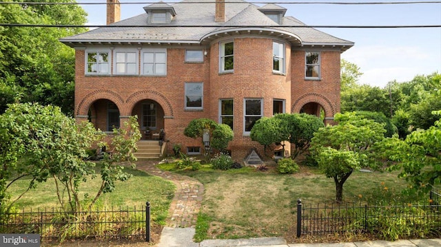 view of front of property featuring a front lawn