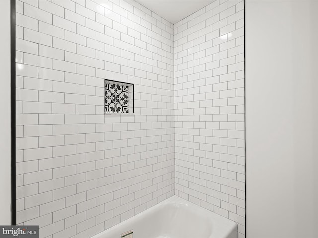 bathroom with tiled shower / bath