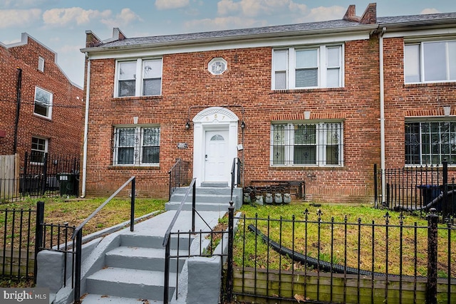 view of front facade with a front lawn