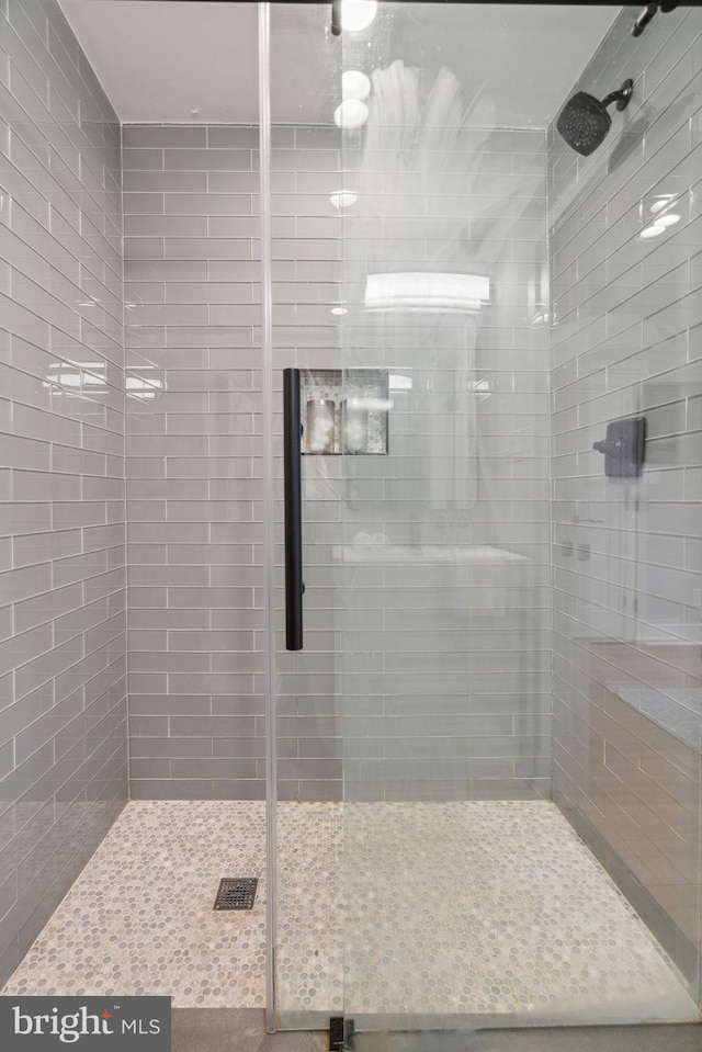 bathroom featuring a tile shower