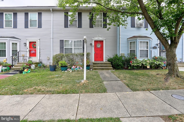 multi unit property featuring a front lawn