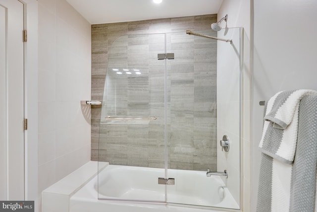 bathroom with combined bath / shower with glass door