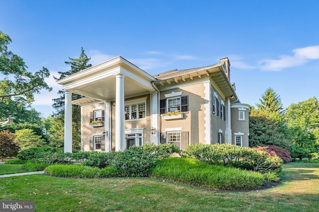 view of front of property featuring a front yard