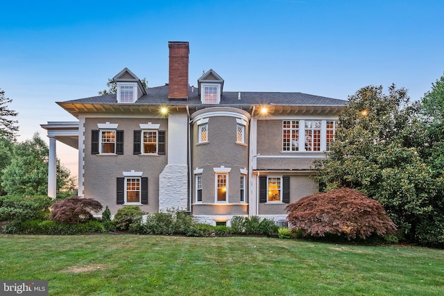 view of front of property with a yard