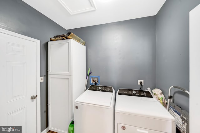 laundry room featuring cabinets and independent washer and dryer