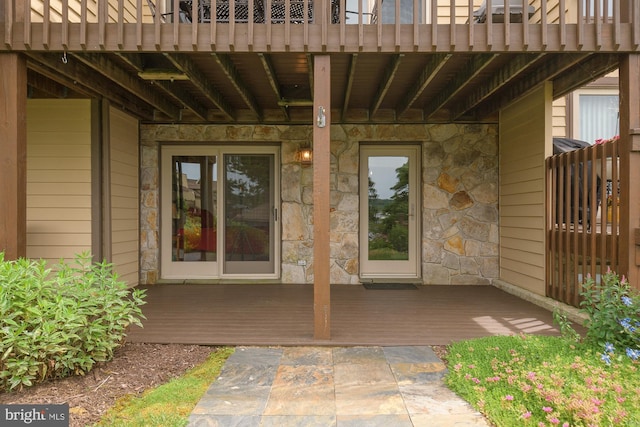 property entrance featuring a deck