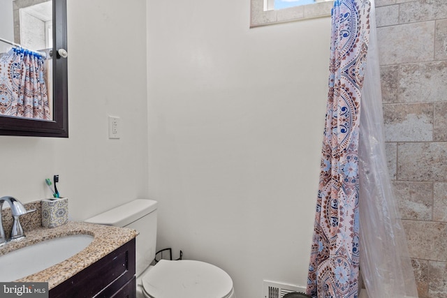 bathroom with a shower with curtain, vanity, and toilet