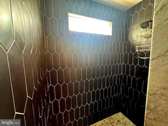 bathroom featuring tiled shower