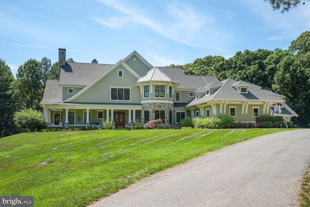 view of front of property with a front yard