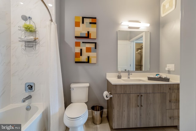 bathroom with vanity, toilet, baseboards, and shower / tub combo with curtain