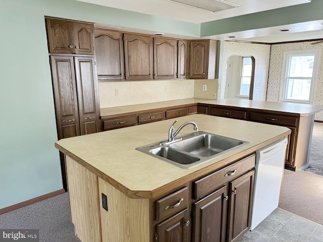 kitchen with dishwasher, sink, kitchen peninsula, an island with sink, and light carpet