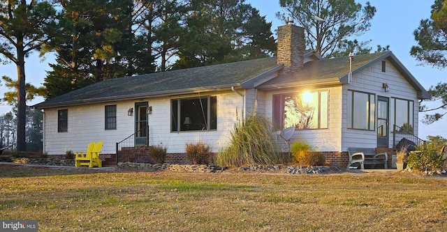 view of front facade with a front lawn