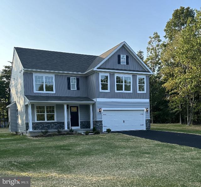 view of front facade featuring a garage and a front yard